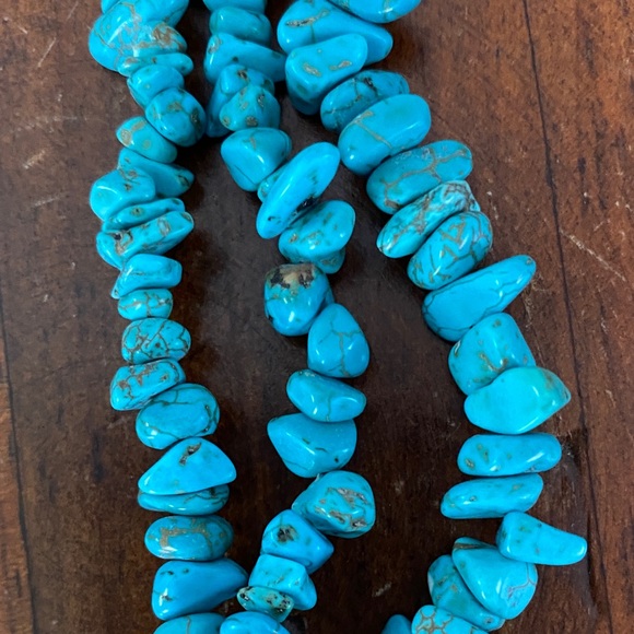 Elegant Turquoise Beaded Necklace - Picture 4 of 7
